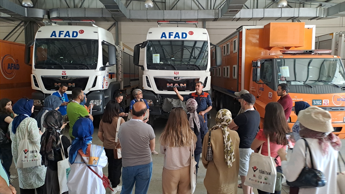 Sakarya'da sınıf öğretmenleri doğal afet ve çevresel risklere karşı bilgilendirildi