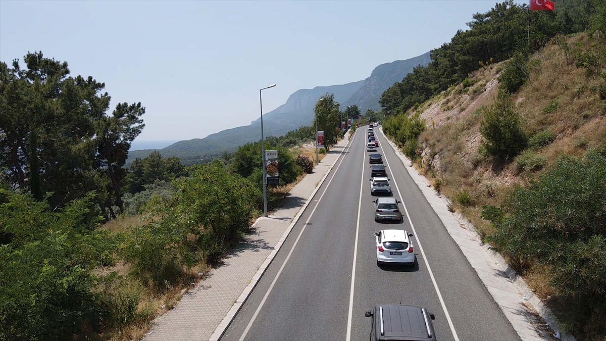 “Sakin Kent” Akyaka'da kara yolu ve plajlarda yoğunluk yaşandı