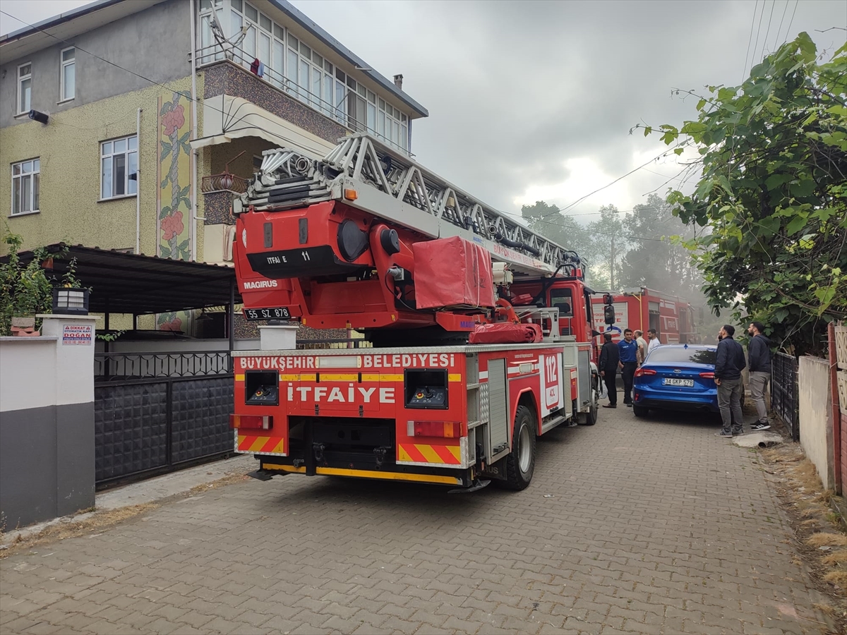 Samsun'da evde çıkan yangında 5 kişi dumandan etkilendi