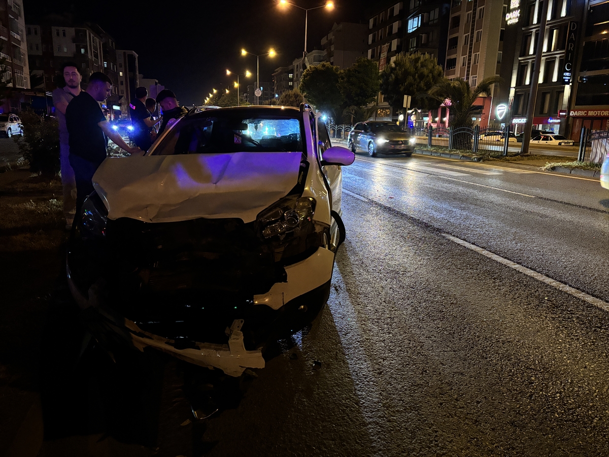 Samsun'da iki otomobilin çarpıştığı kazada 5 kişi yaralandı