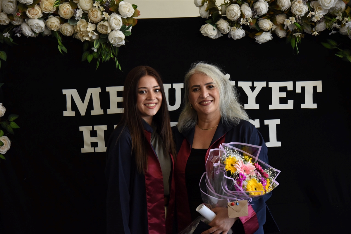 Samsun'da üniversiteyi birlikte okuyan anne kız diplomalarını aldı