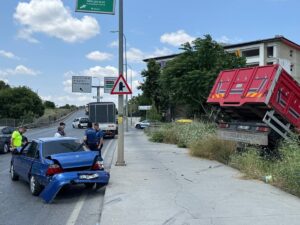 İSTANBUL (AA) – Sancaktepe'de kamyonet, otomobil, çekici ve kamyonun karıştığı