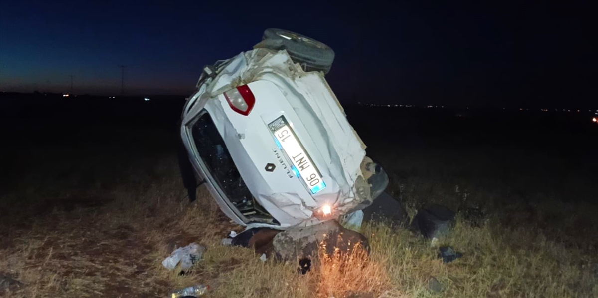 Şanlıurfa'da şarampole devrilen otomobildeki 3 kişi yaralandı
