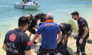 ŞANLIURFA (AA) – Şanlıurfa'nın Karaköprü ilçesinde Atatürk Barajı Gölü'ne topu