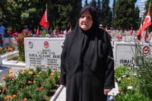 İSTANBUL (AA) – Şehit aileleri, Kurban Bayramı arifesinde Edirnekapı Şehitliği'ni