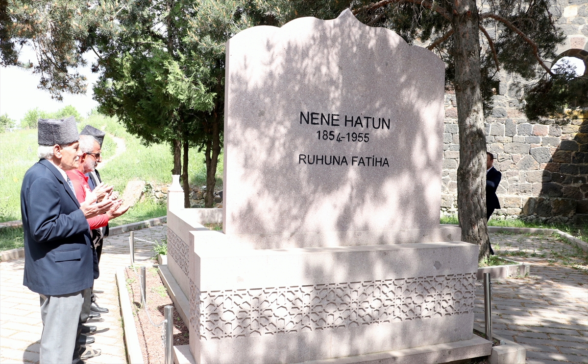 Şehitler için gazeteci Hasan Tahsin'in mezarından Nene Hatun'un kabrine kadar pedal çevirdi