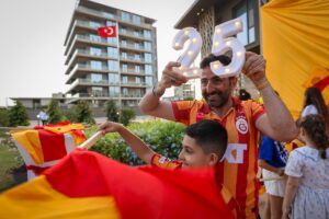 DAKAR (AA) – Senegal'de yaşayan Galatasaray taraftarları, takımlarının 25. şampiyonluğunu