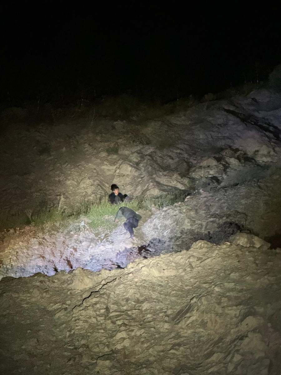 Siirt'te hayvan otlatırken kayalıktan düşen çocuk yaralandı