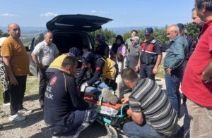 SİNOP (AA) – Sinop'un Saraydüzü ilçesinde ağaçlık alana devrilen otomobildeki