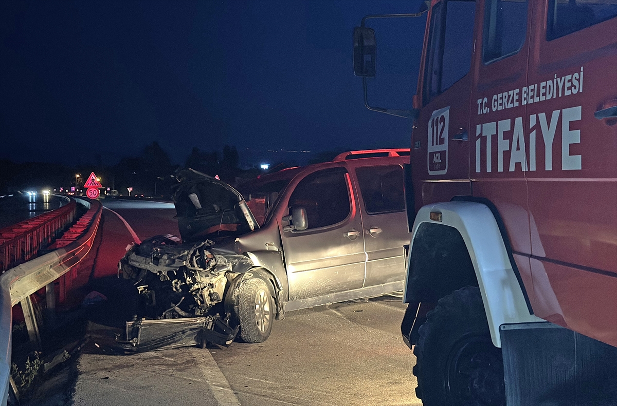 Sinop'ta bariyere çarpan hafif ticari araçtaki 2 kişi yaralandı