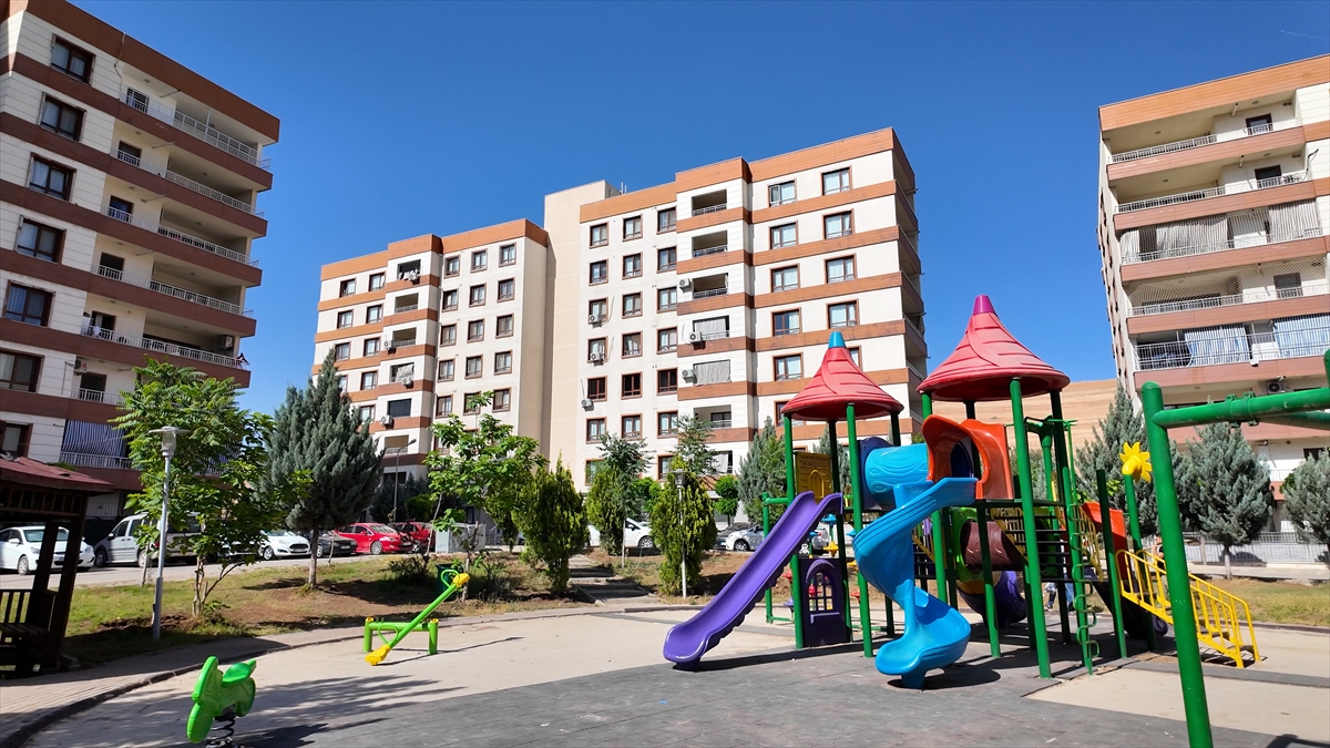 Şırnak'ta terör olaylarında evleri kullanılamaz hale gelen vatandaşlar için 8 bin 785 konut inşa edildi