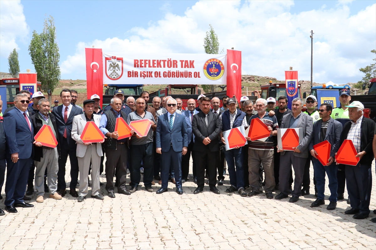 Sivas'ta “Reflektör tak, bir ışık ol görünür ol” projesi kapsamında reflektör dağıtıldı