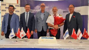 - Alanya-Gazipaşa Havalimanı'na iniş yapan uçaktaki 178 yolcu çiçeklerle karşılandı