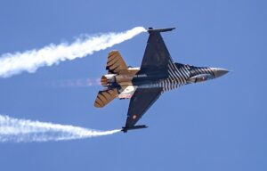 SAKARYA (AA) – Türk Hava Kuvvetlerinin gösteri ekibi SOLOTÜRK, Sakarya'nın