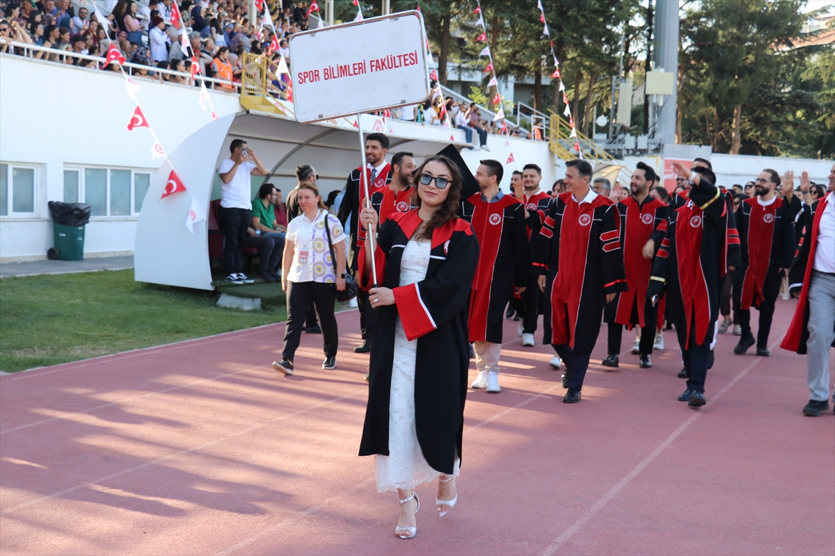 Süleyman Demirel Üniversitesi'nde mezuniyet heyecanı