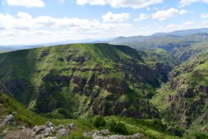 ARDAHAN – Ardahan'ın Çıldır ilçesindeki Karaçay Kanyonu'nun ortasında yer alan