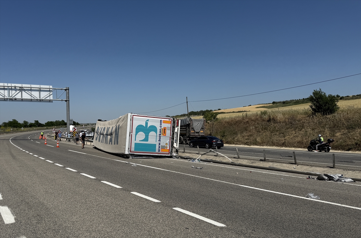 Tekirdağ'da devrilen tırın sürücüsü yaralandı
