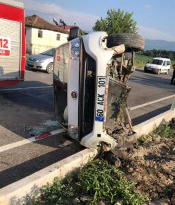 TOKAT (AA) – Tokat'ın Niksar ilçesinde devrilen hafif ticari araçtaki