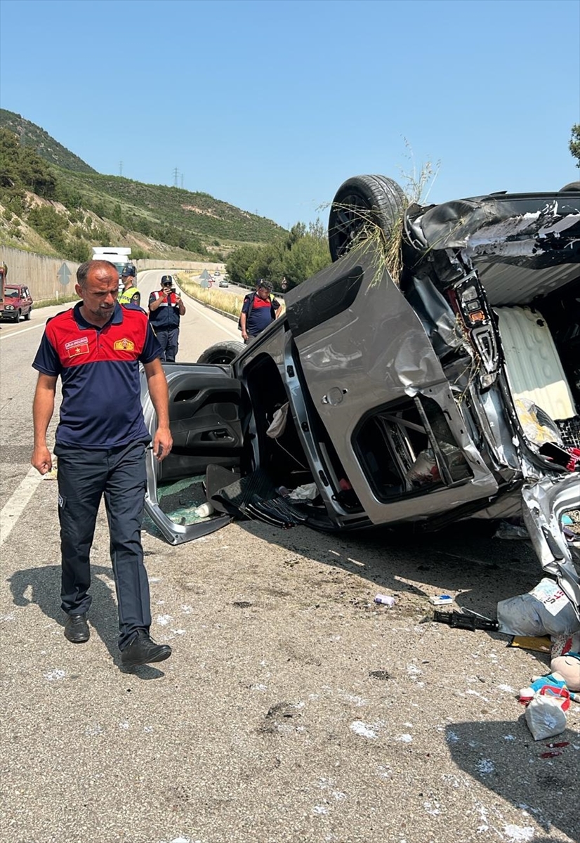 Tokat'ta devrilen hafif ticari araçtaki 5 kişi yaralandı