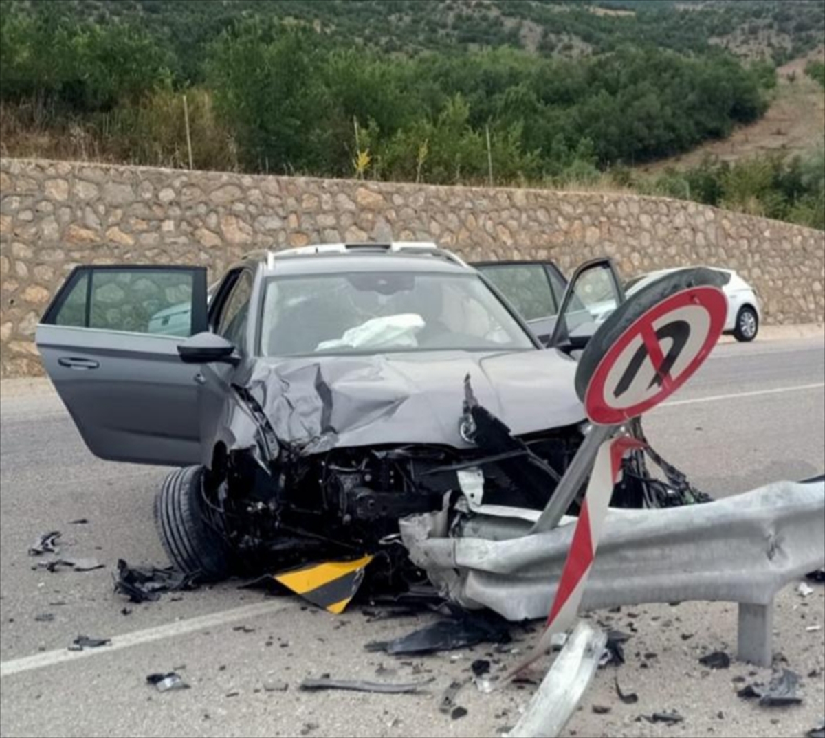 Tokat'ta otomobilin bariyerlere çarpması sonucu 8 kişi yaralandı