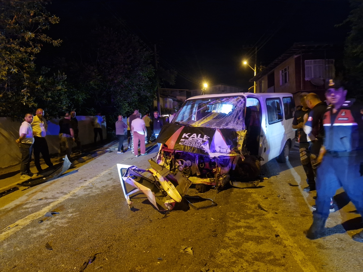 Tokat'ta pikaba çarpan minibüsün sürücüsü yaralandı