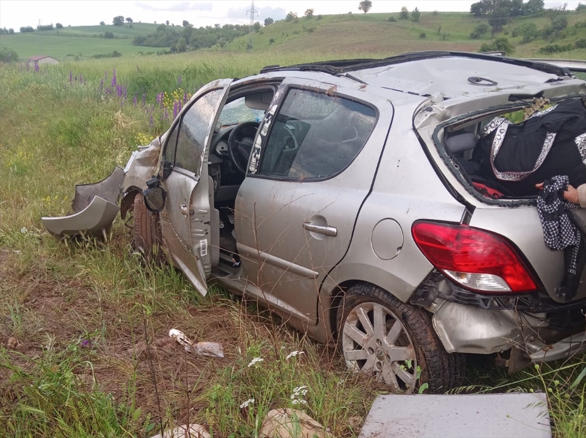 Tokat'ta tarlaya devrilen otomobildeki 3 kişi yaralandı