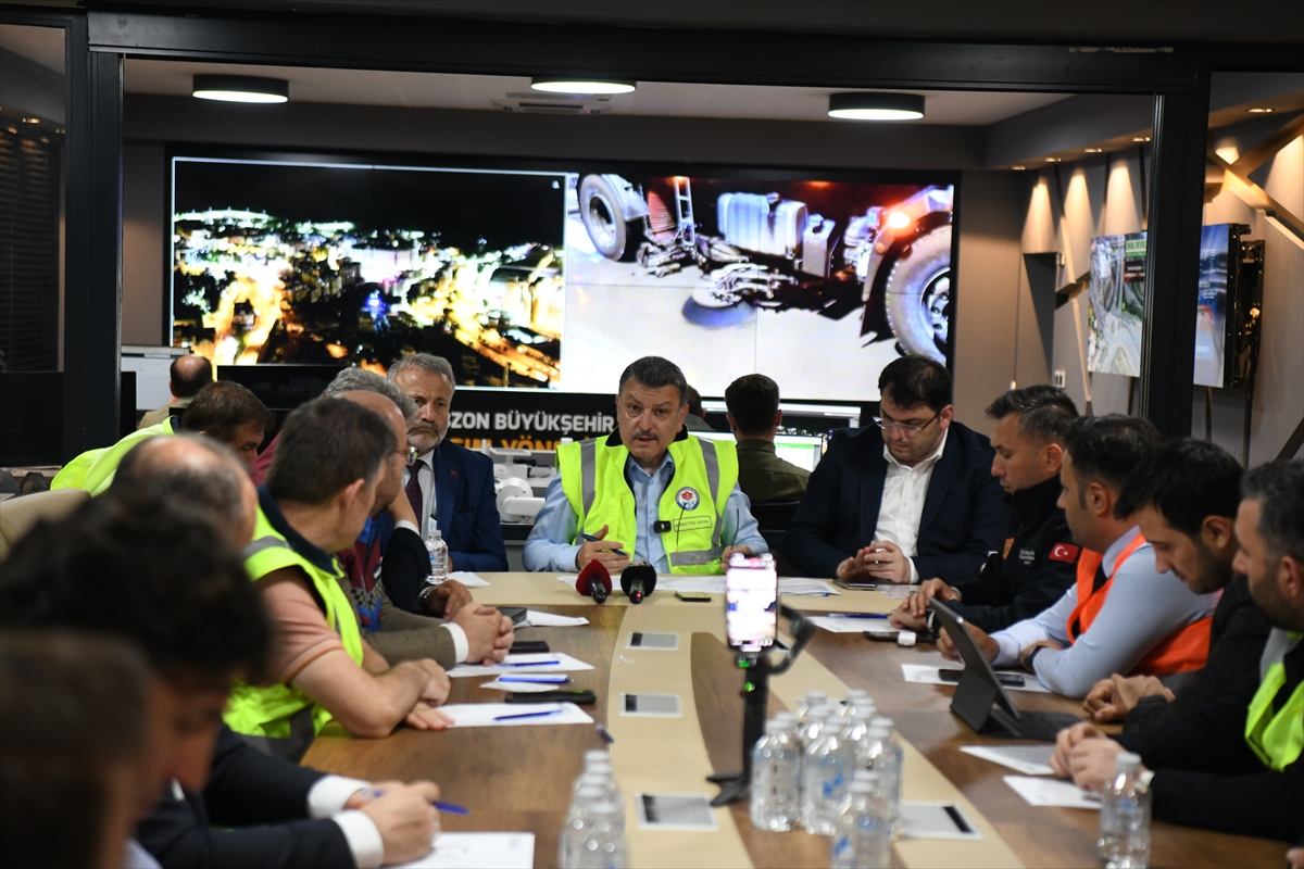 Trabzon Büyükşehir Belediye Başkanı Genç, sel bölgesinde incelemelerde bulundu: