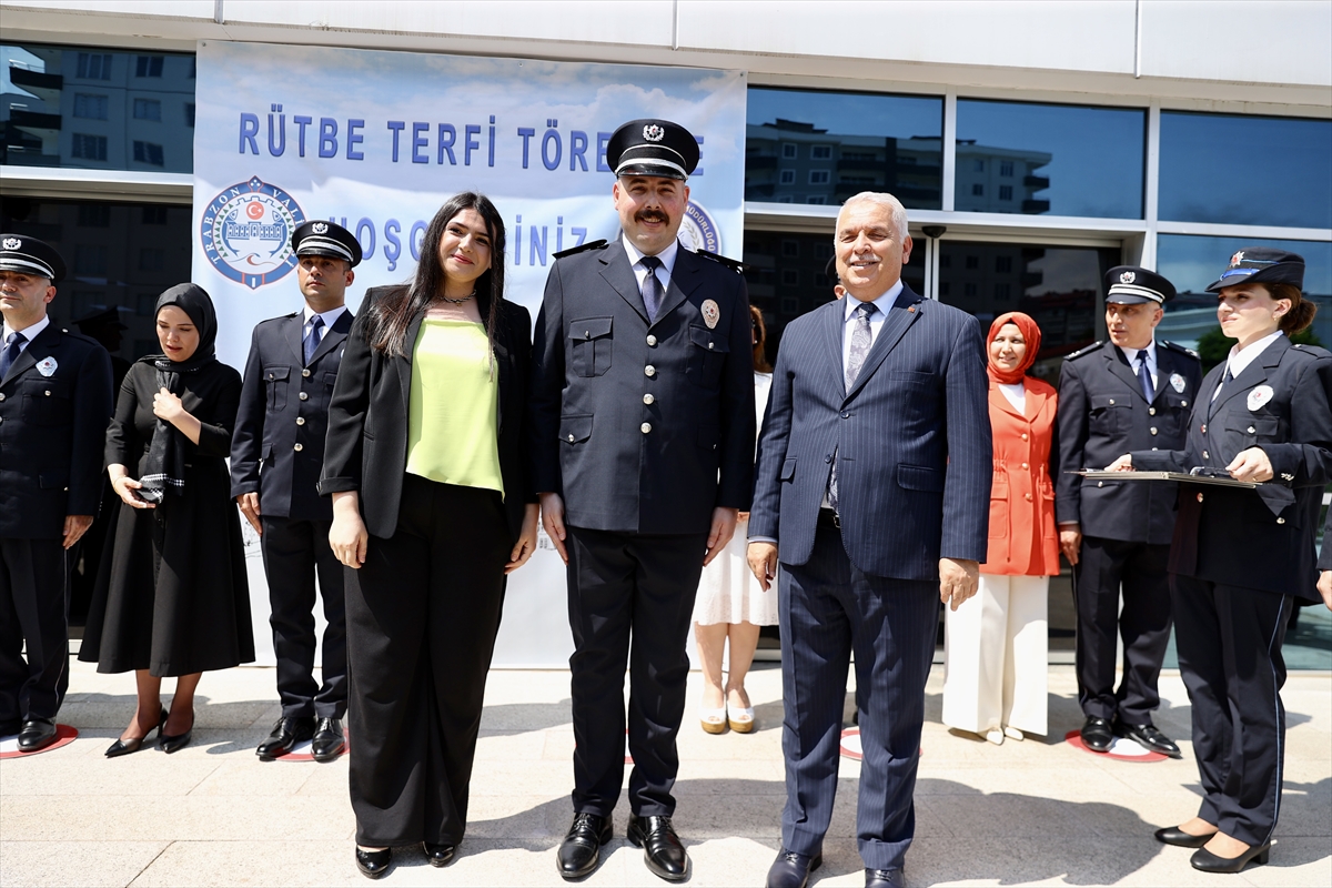 Trabzon'da terfi eden 40 emniyet mensubuna rütbeleri törenle takıldı