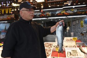 TRABZON (AA) – Trabzon'da balıkçı tezgahlarında somon ve alabalığın kilogramı,