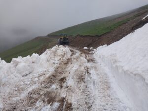TRABZON (AA) – Trabzon'un Çaykara ilçesinde bazı yayla yollarında biriken