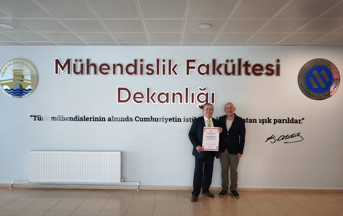 Trakya Üniversitesi'nde güneş panelleri temizliği için üretilen cihaz “faydalı model” belgesiyle tescillendi