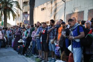 - 12 otobüs ve 100 araçtan oluşan konvoya binin üzerinde