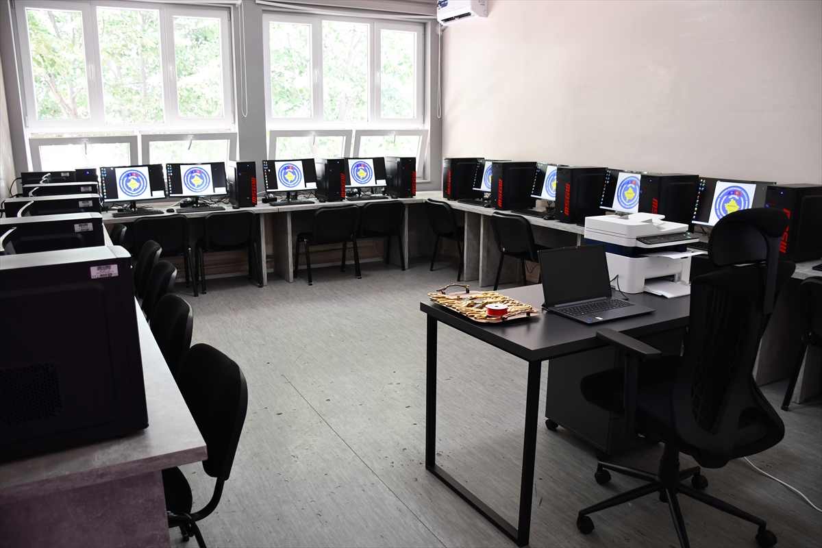 Türk askerinden Kosova'da eğitime destek