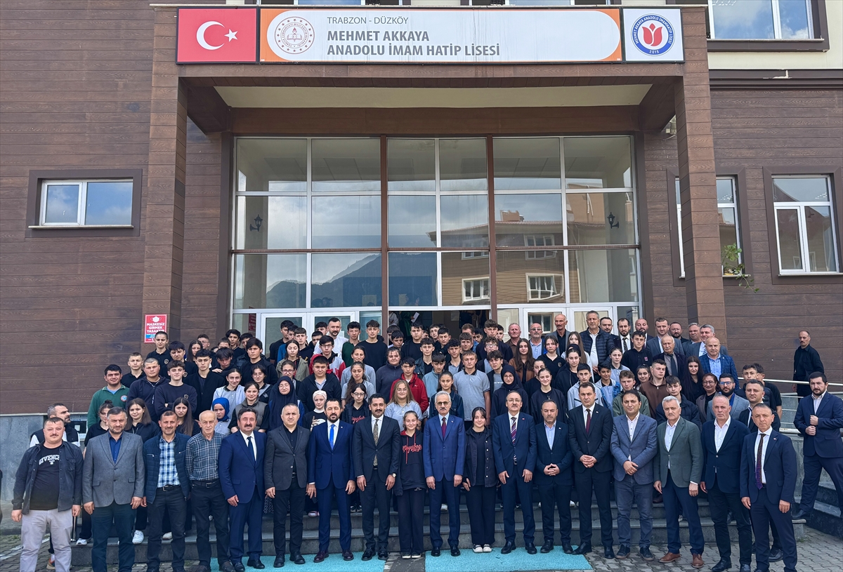 Ulaştırma ve Altyapı Bakanı Uraloğlu, Trabzon'da öğrencilerle söyleşide bir araya geldi: