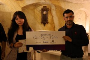 - Kahramanmaraş merkezli depremde kaybettiği annesi ve kardeşine ithafen bestelediği