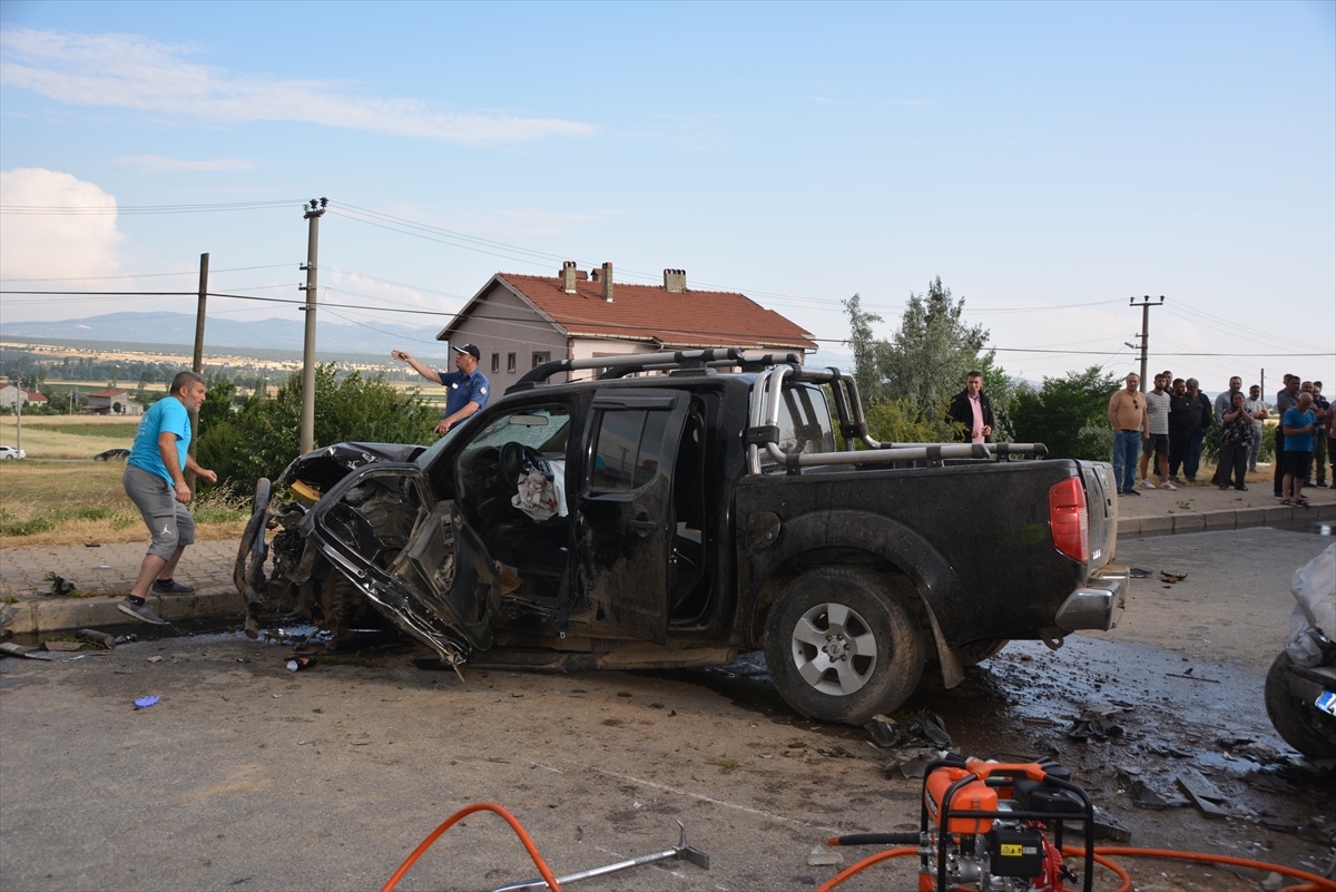 Uşak'ta otomobilin karşı şeride geçip çarptığı aracın sürücüsü hayatını kaybetti