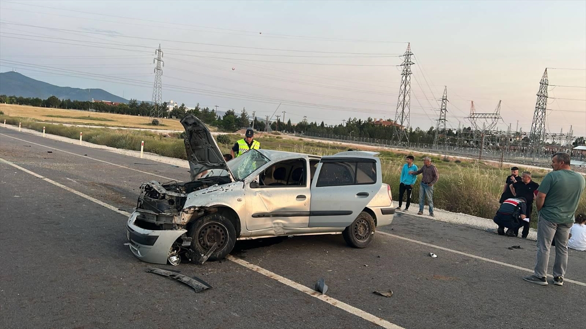 Uşak'ta takla atan otomobildeki 3 kişi yaralandı