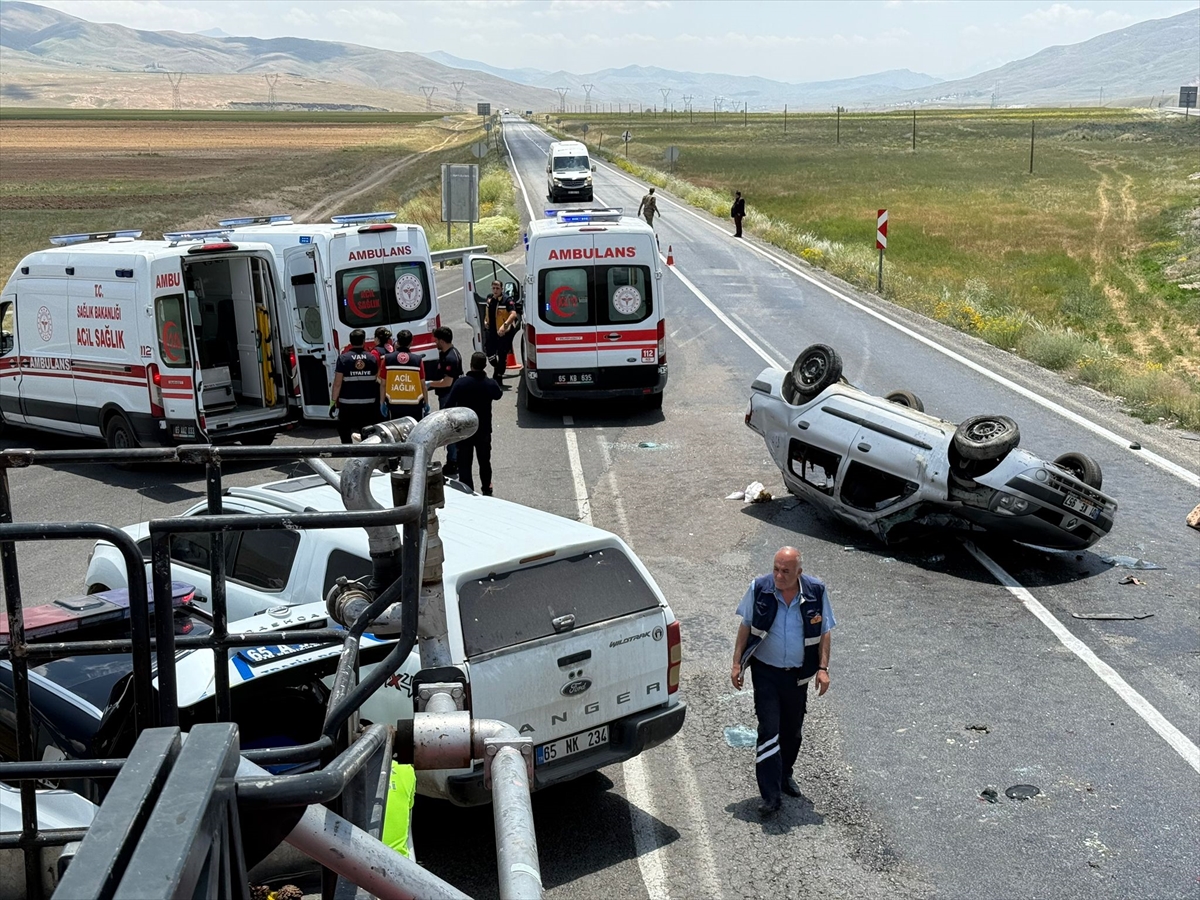Van'da mezuniyet törenine gidenlerin bulunduğu otomobildeki 1 kişi öldü, 4 kişi yaralandı