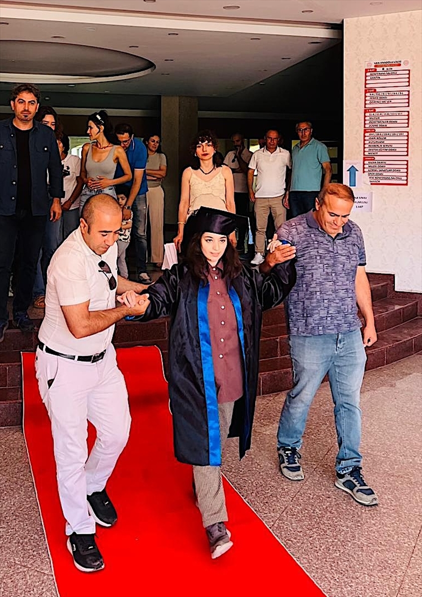 Van'da okulda başlatılan kampanyayla tedavisi yapılan serebral palsili öğrenci, mezuniyet heyecanı yaşadı