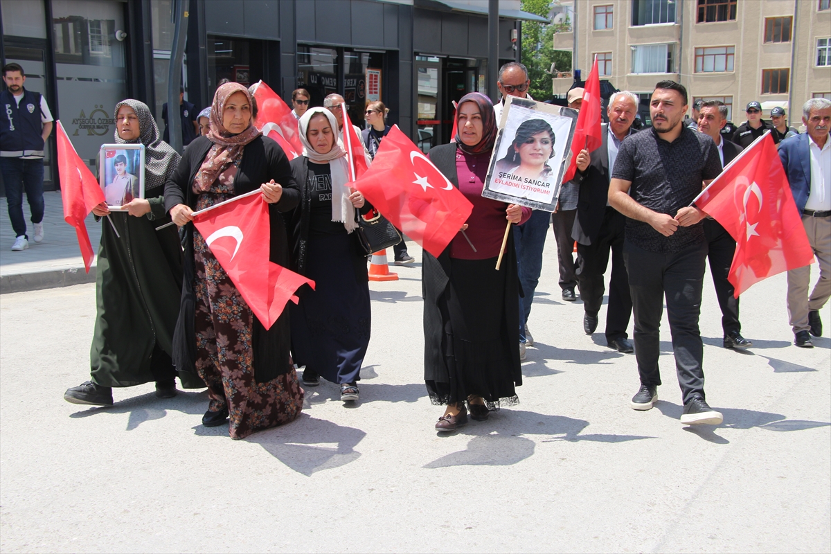Vanlı aileler, DEM Parti İl Başkanlığı önündeki eylemlerini sürdürdü
