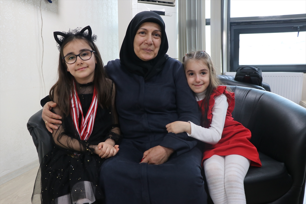 Yakınlarını kan bağışında bulunmaya ikna eden Zeynep'e Türk Kızılaydan 7 madalya