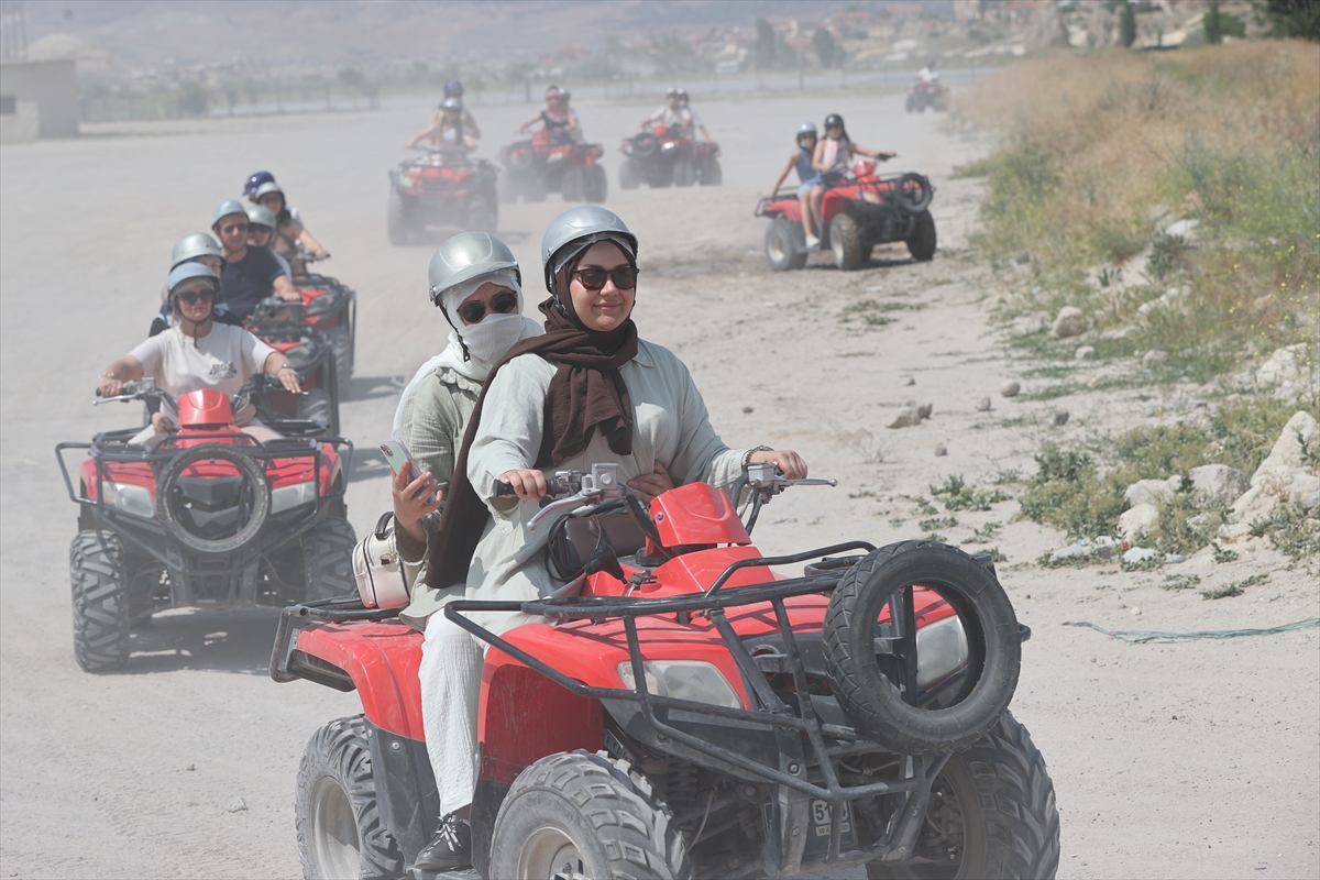 Yerli turistler Kurban Bayramı tatilinde Kapadokya'daki turizm merkezlerini doldurdu