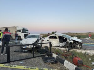 YOZGAT (AA) – Yozgat'ta 2 otomobilin çarpışması sonucu 2 kişi