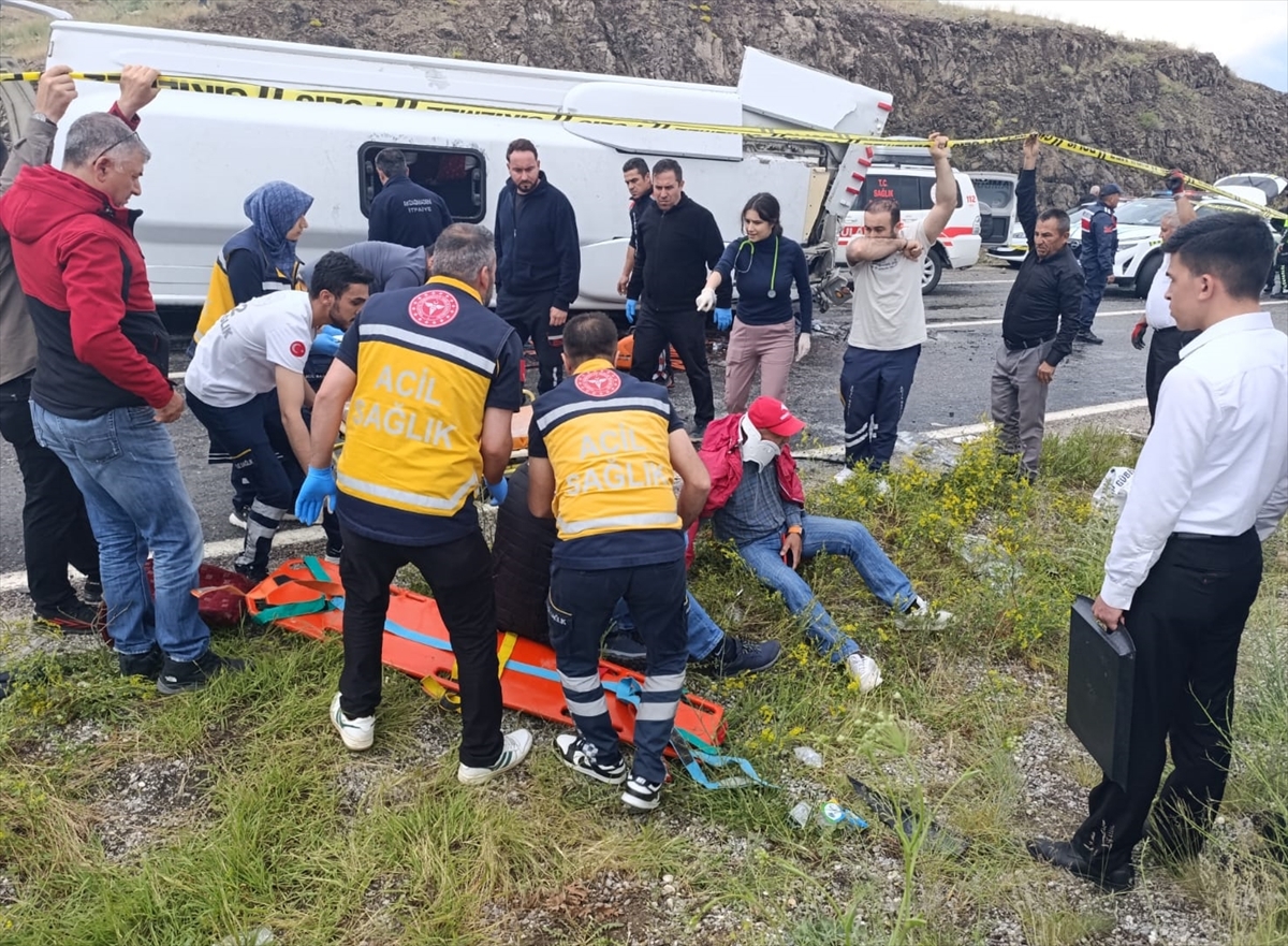 Yozgat'ta cenaze töreninden dönenleri taşıyan midibüs devrildi: 2 kişi öldü, 15 kişi yaralandı