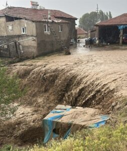 YOZGAT (AA) – Yozgat'ta sağanak ve dolu, hayatı olumsuz etkiledi.