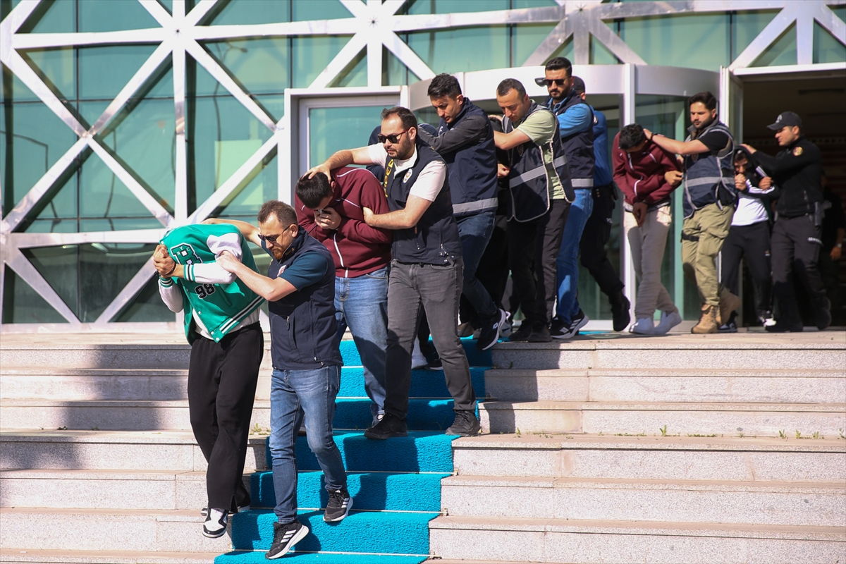 Yüksek takipçili sahte sosyal medya hesaplarından dolandırıcılık yapan 11 şüpheli tutuklandı