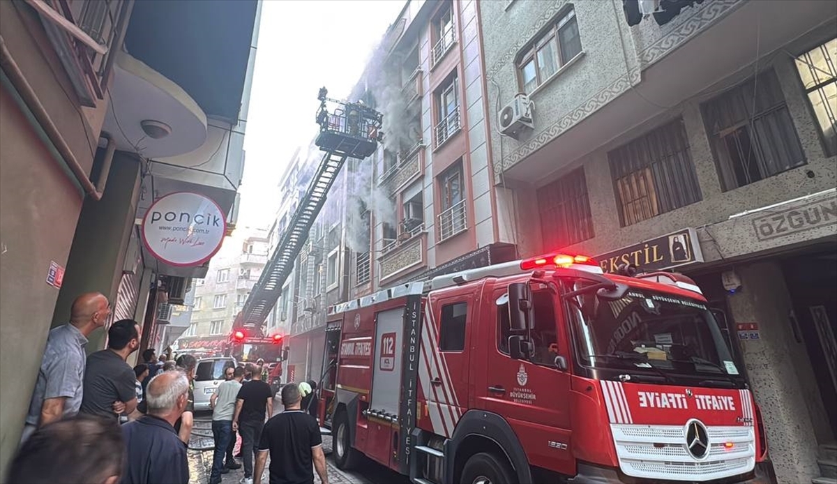 Zeytinburnu'nda 3 katlı binada çıkan yangında balkondan atlayan çocuk yaralandı
