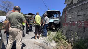 ZONGULDAK (AA) – Zonguldak'ta freni arızalanan yolcu minibüsünün duvara çarpması