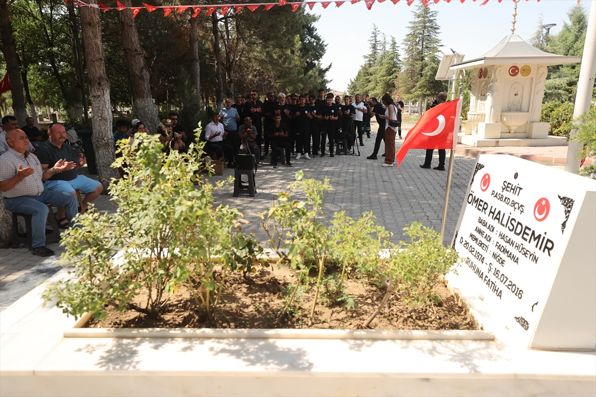 15 Temmuz kahramanı şehit Ömer Halisdemir'in kabrinde yoğunluk yaşanıyor