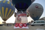 15 Temmuz sabahı Kapadokya'da balonlar Türk bayrakları ve afişlerle uçtu